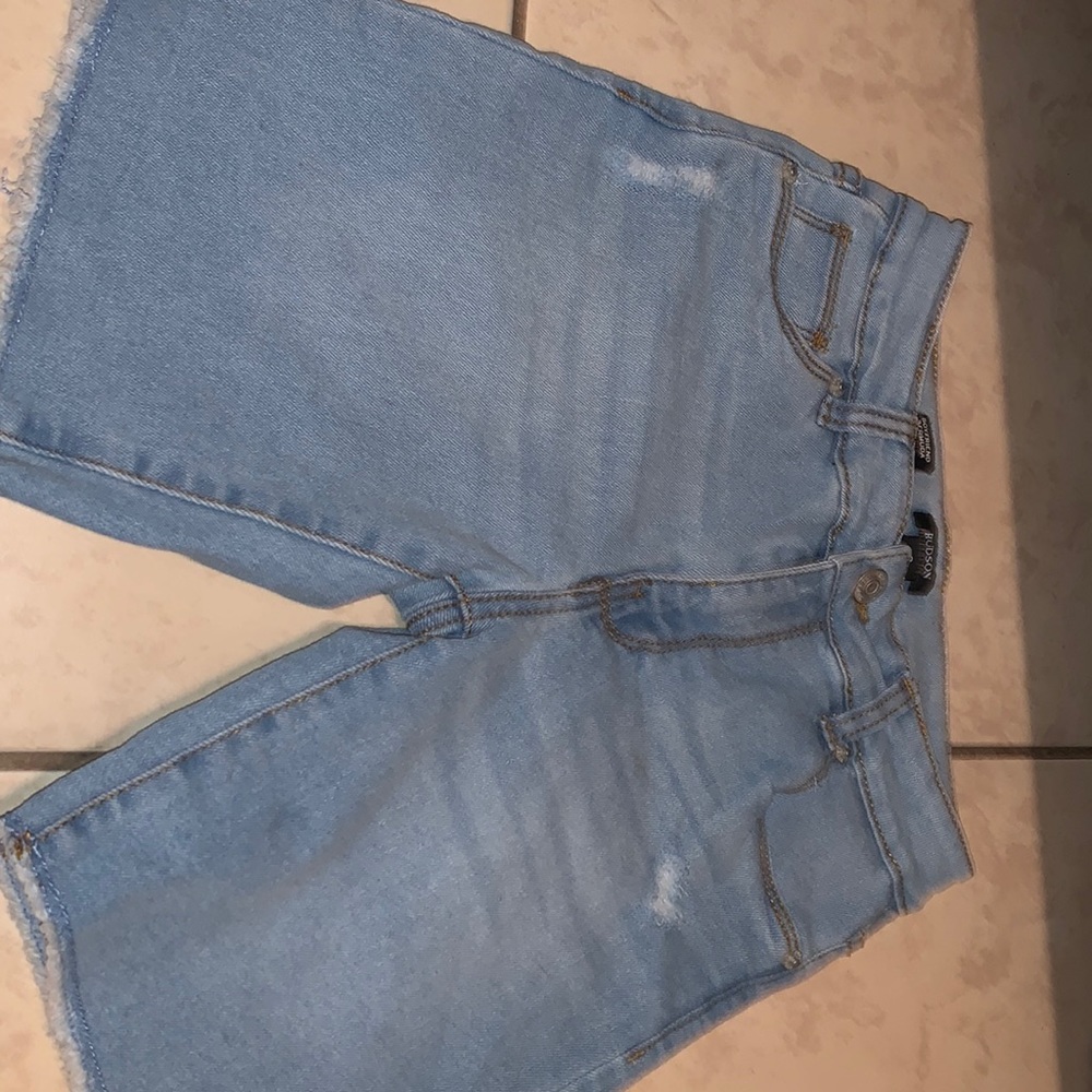 Size 8 unisex boyfriend shorts price 11$ original price is 14$